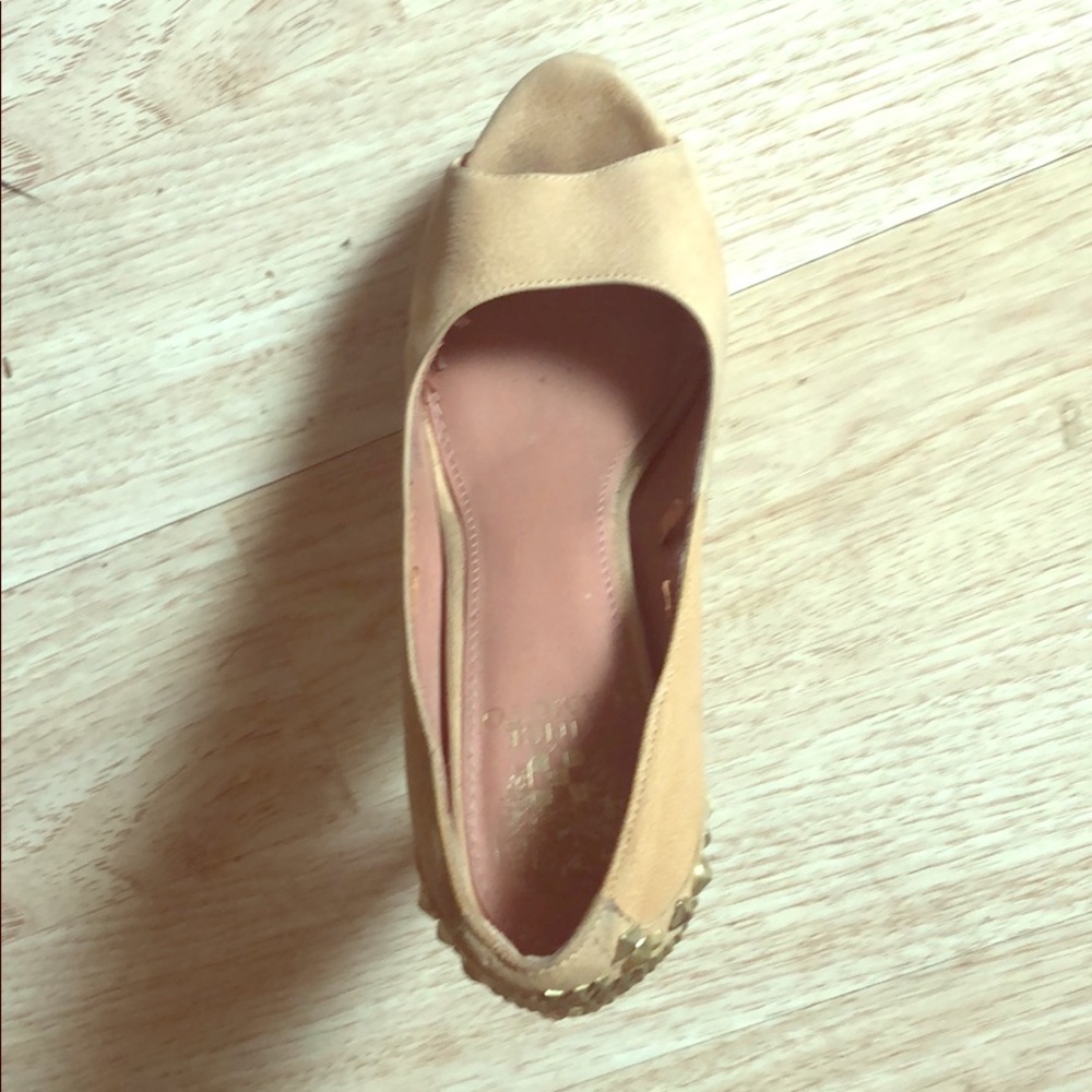 Vince Camuto gold studded tan heels size 7